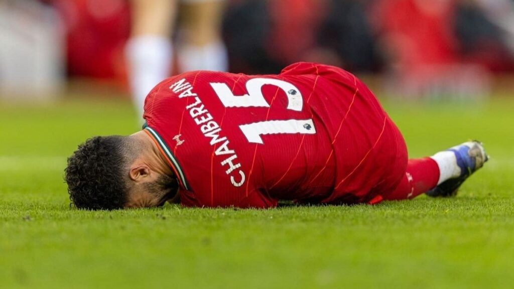 Alex Oxlade-Chamberlain's injury might have been misjudged by Liverpool, says, medical expert