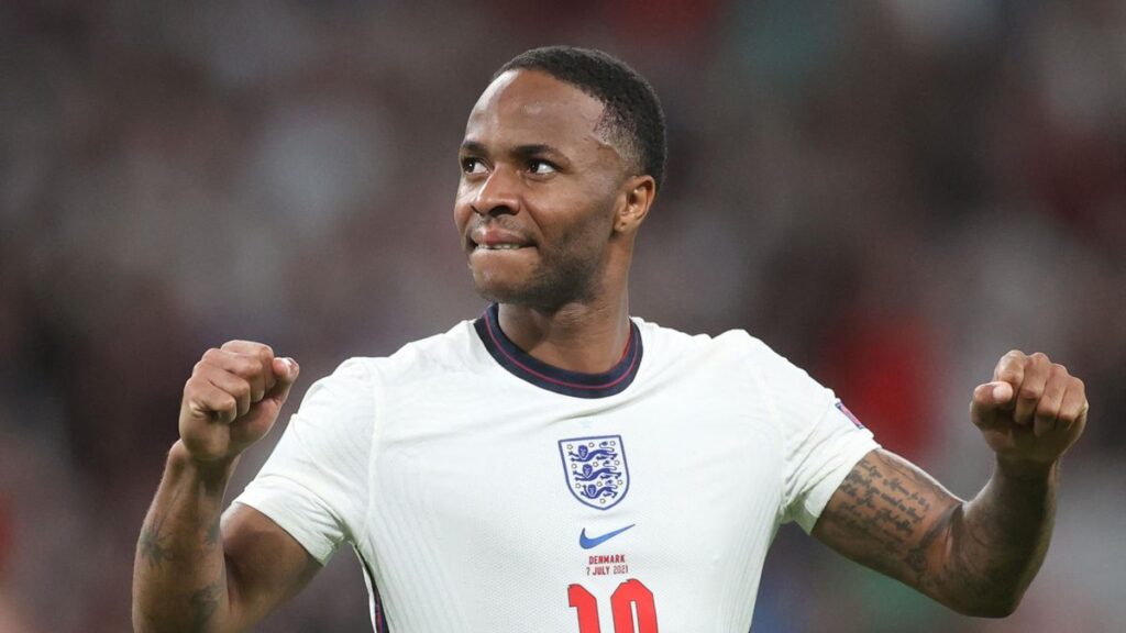 Raheem Sterling has agreed on personal terms with Chelsea. It sounds quite odd, but a well-known English journalist says that Liverpool were thinking of a transfer before Raheem Sterling joined Chelsea.
