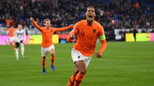 Marco van Basten criticised Virgil van Dijk for his actions during the Netherlands' 1-1 draw with Ecuador. And according to him, it "triggered" him.